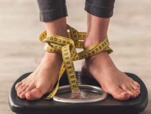 El bajo peso es una condición constitucional que se asocia a una disminución de la cantidad de masa muscular y grasa corporal que no es causada por enfermedades crónicas.